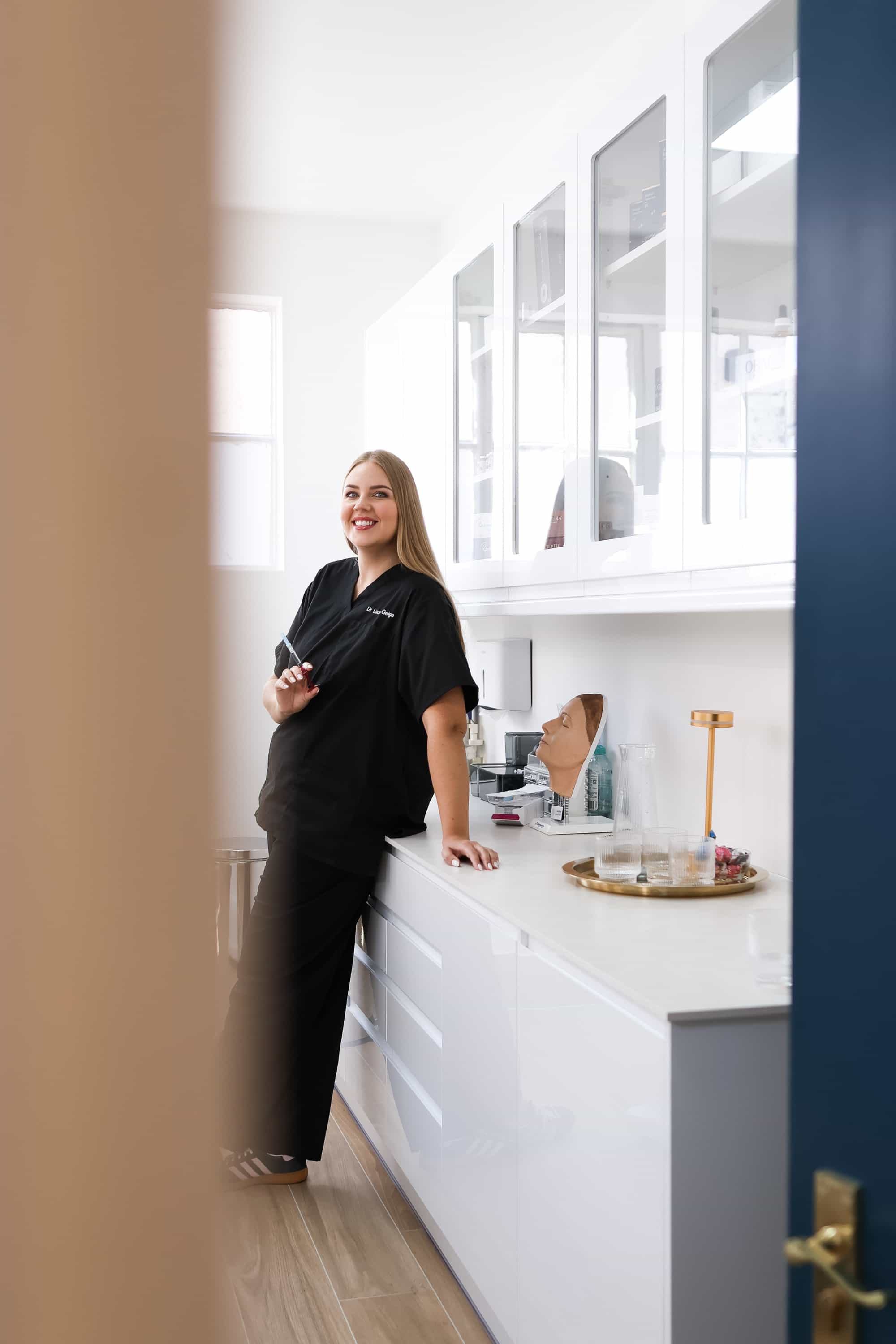 Double chin removal and non-surgical double chin treatments at It’s Me and You Clinic in London, Kingston upon Thames and Surrey – fat dissolving injections, dermal fillers and skin tightening procedures to contour the chin and jawline.